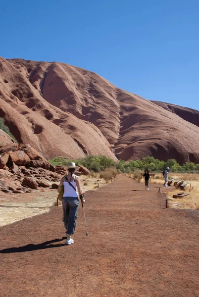 Back View Woman Walking Australian Outback Beautiful Sunny Day — Stock Photo, Image