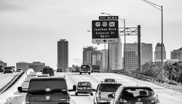 フロリダ州オーランド 2016年2月17日 オーランドダウンタウンへの州間高速道路交通 — ストック写真