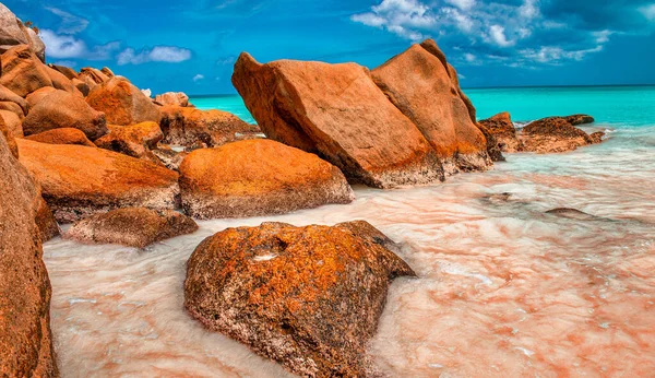 塞舌尔 一个美丽的风景如画的天堂海滩 上面有花岗岩岩石和白沙 热带风景上有碧绿的水 — 图库照片
