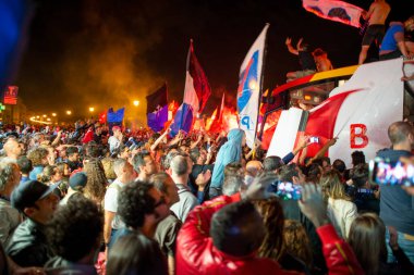 PISA, İtalya - 15 Haziran 2016: Futbol takımının terfisi için kutlama gecesi. Sokaktaki insanlar sevinçten çıldırıyor..