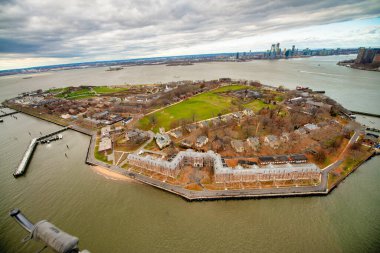 Ellis Adası 'nın helikopter görüntüsü kış mevsiminde, New York City, ABD.