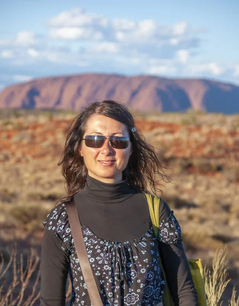 Portret Szczęśliwej Białej Kobiety Relaksującej Się Podczas Wędrówki Australijskim Pustkowiu — Zdjęcie stockowe