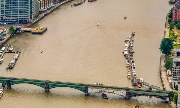 ヘリコプターからのロンドンの空の眺め テムズ川とスカイライン — ストック写真