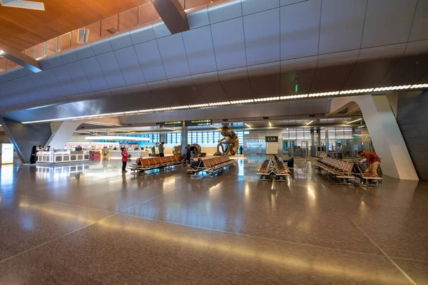 Doha Qatar Agosto 2018 Interior Aeroporto Internacional Hamad Assentos Espera — Fotografia de Stock