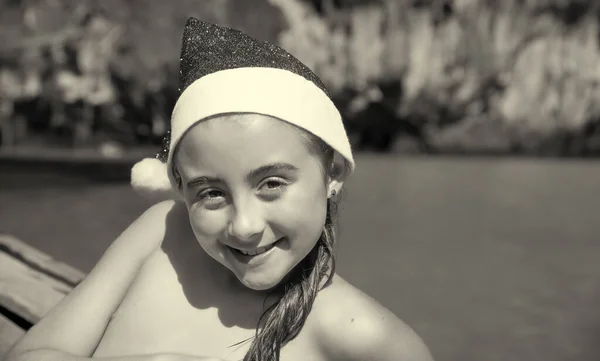 Navidad Tropical Familiar Feliz Chica Joven Con Sombrero Navidad Una — Foto de Stock