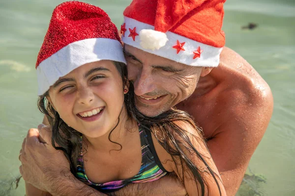 Família Natal Tropical Menina Jovem Juntamente Com Seu Pai Vestindo — Fotografia de Stock