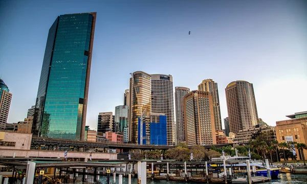 シドニー オーストラリア 2018年8月18日 日没時にシドニー港を横断する船からの都市の建物と高層ビル — ストック写真