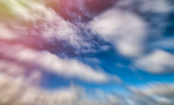 Cielo Azul Rojo Con Nubes Rápido Movimiento Libertad Concepto Vacaciones — Foto de Stock