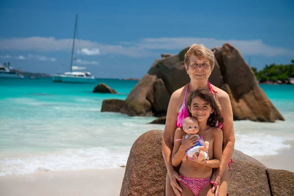 Young Girl Embracing Grand Mother Beautiful Tropical Beach Seychelles Holiday — Stok fotoğraf