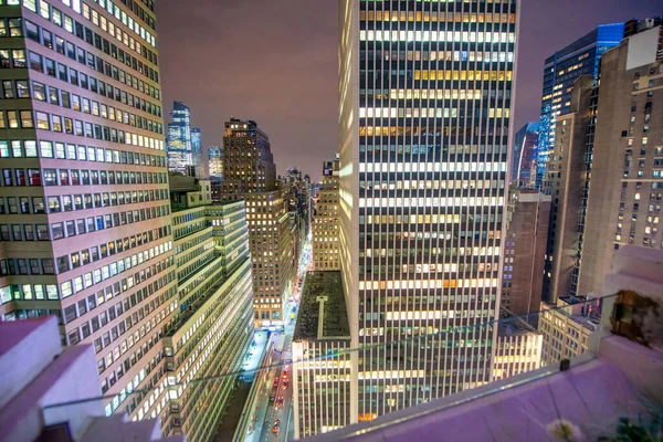 Манхеттенський Повітряний Рух Серед Високих Хмарочосів Вночі — стокове фото
