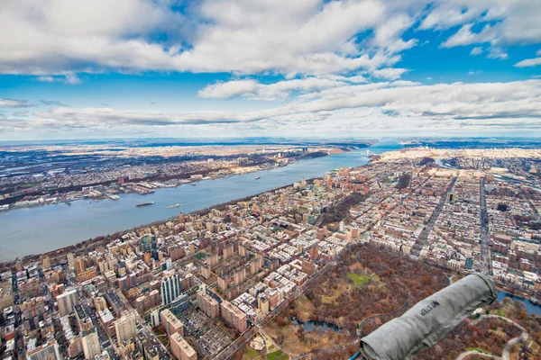 美国纽约市曼哈顿中央公园和冬季直升机的空中天际线 — 图库照片