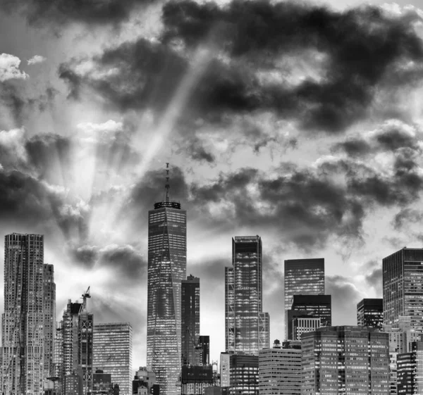 日没時にニューヨーク市 海からのダウンタウンのマンハッタンの建物のパノラマビュー — ストック写真