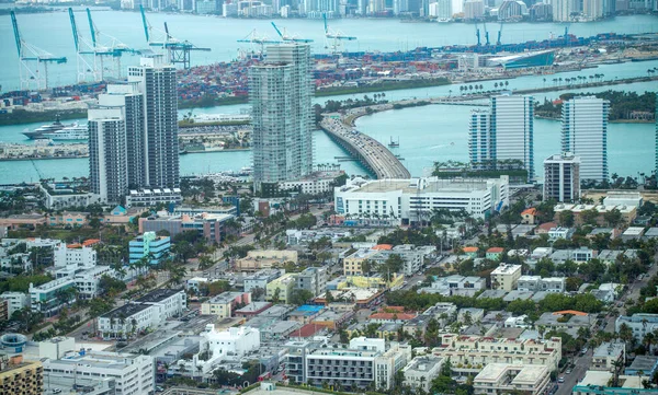 迈阿密 2018年3月29日 迈阿密天际线与建筑和麦克阿瑟堤的鸟瞰图 道路连接城市与海滩 — 图库照片