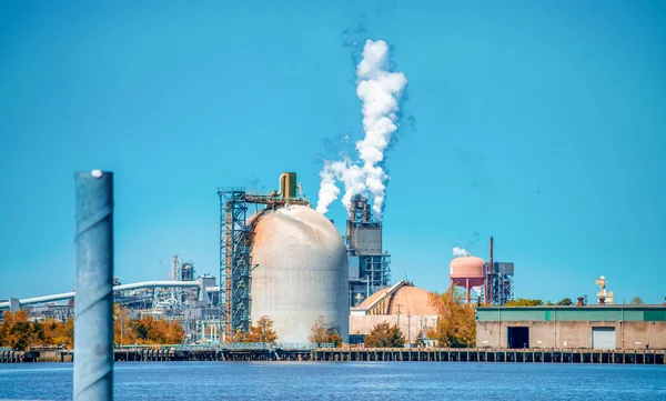 Industrial Facility Exterior Modern Petrochemical Plant Reactors Converters Smoke Chimney — Stockfoto