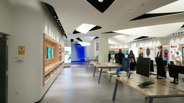 Madrid Spain November 2022 Interior Modern Huawei Shop Central Madrid — Stock Video