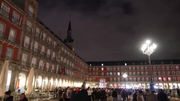 Мадрид Испания Ноября 2022 Года Толпа Людей Ночью Площади Plaza — стоковое видео