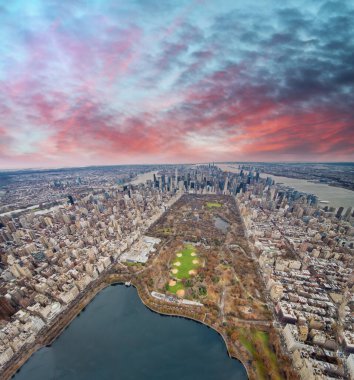 Gün batımında Central Park ve Manhattan 'ın panoramik hava manzarası, New York yüksek görüş açısına sahip.