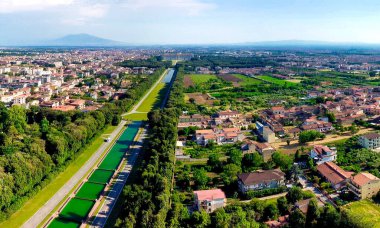 Reggia di Caserta, İtalya. Yaz mevsiminde insansız hava aracının yaptığı ünlü kraliyet binalarının hava manzarası.