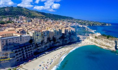 Bir Tropea panoramik hava atış. Yaz, Calabria Sahili.