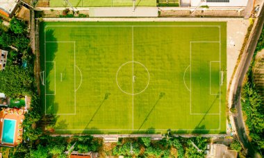 Kırsal kesimde futbol sahası, insansız hava aracından hava manzarası.
