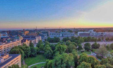 Helsinki 'nin Finlandiya, İHA' dan günbatımı görüntüsü.