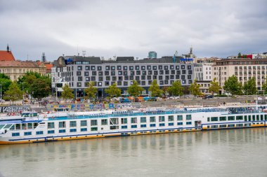 Bratislava, Slovakya - 23 Ağustos 2022: Tuna Nehri boyunca şehir silüeti.