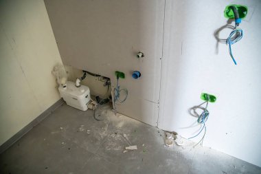 Bodrum odasındaki tesisat ve drenaj sistemlerinin kurulumu.