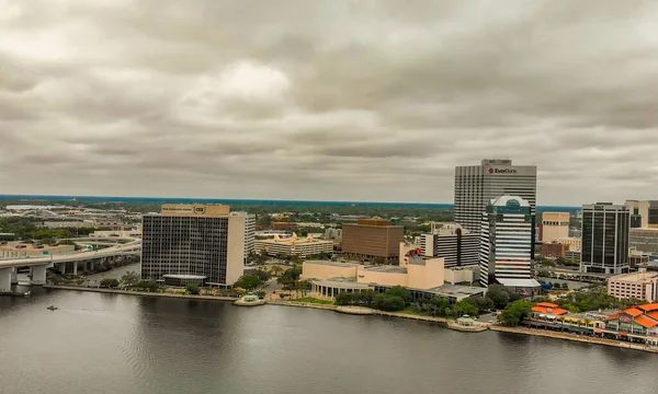 佛罗里达州杰克逊维尔 2018年4月 从无人驾驶飞机的角度从空中俯瞰城市的地平线 — 图库照片