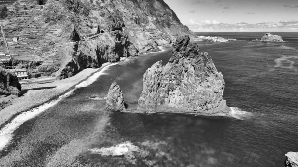 Veduta Aerea Alte Rocce Laviche Nell Oceano Torri Dell Isolotto — Foto Stock
