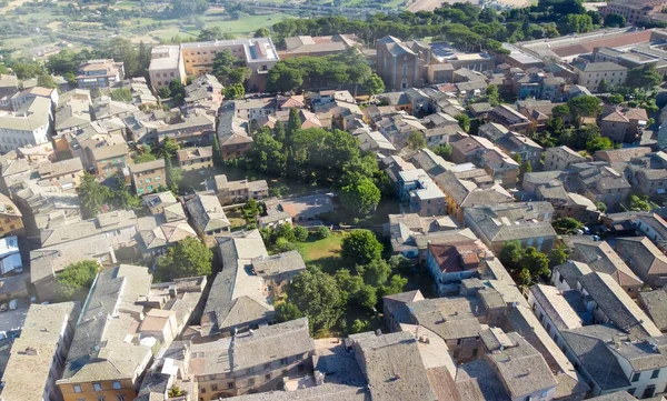 イタリア中央部の中世の町オルヴィエト 無人機からの素晴らしい航空ビュー — ストック写真