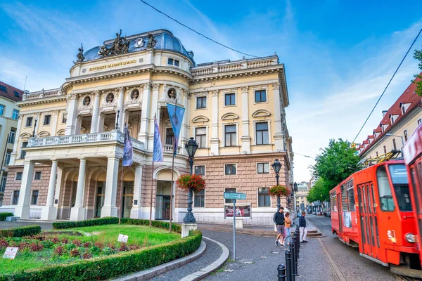 布拉迪斯拉发 斯洛伐克 2022年8月23日 主要城市街道沿线的红色电车 — 图库照片