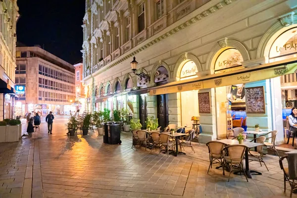 Bratislava Slowakei August 2022 Touristen Bei Nacht Auf Dem Hauptplatz — Stockfoto