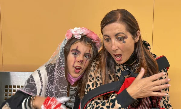 Giovane Ragazza Sorridente Con Madre Vestita Halloween Nella Stazione Della — Foto Stock