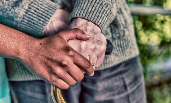 Hände Einer Krankenschwester Und Eines Älteren Mannes Mit Stock Pflege — Stockfoto