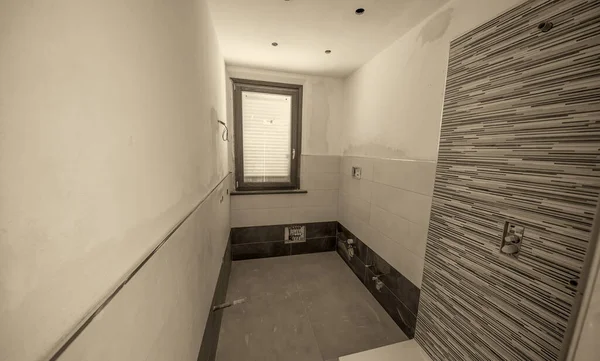 Banheiro Após Renovação Novas Telhas Pedra Chão Sala Banho Conceito — Fotografia de Stock