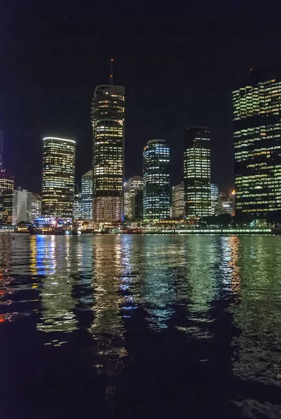 Ciudad Nocturna Brisbane Skyline Reflexiones Fluviales Queensland Australia — Foto de Stock