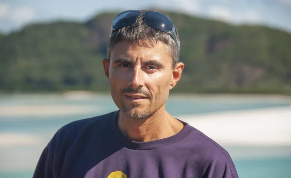 Porträtt Glad Kaukasisk Man Besöker Queensland Kust Australien — Stockfoto