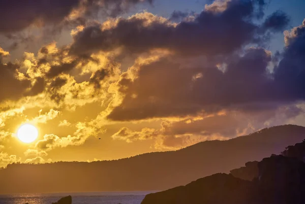 Farbenfroher Sonnenuntergang Über Einer Wunderschönen Tropischen Insel — Stockfoto