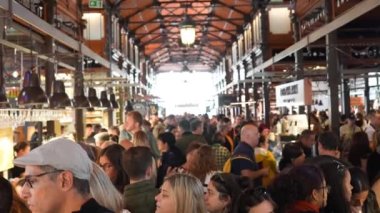 Madrid, İspanya - 2 Kasım 2022: Mercado de San Miguel Madrid 'de kapalı bir pazardır. Markette kalabalık var..