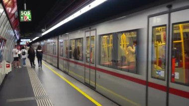 Viyana, Avusturya - 20 Ağustos 2022: Viyana 'ya giren bir metro istasyonunun yavaş hareketi.