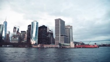 NEW YORK CITY - 2018 ARALIK: Günbatımında Manhattan 'ın modern silueti hareket eden bir tekneden, ağır çekimde.