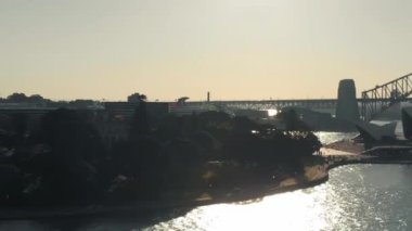 Sydney Harbour Köprüsü arka ışıklandırması, güzel bir yaz sabahı hava manzarası, NSW, Avustralya.