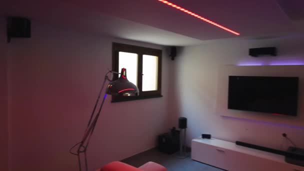 Iluminación Tiras Led Una Moderna Sala Estar Con Sofá Escritorio — Vídeo de stock