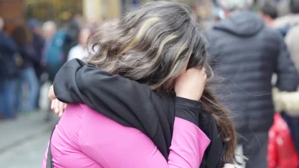 Largo Adiós Entre Dos Chicas Abrazadas Medio Una Calle Atestada — Vídeo de stock