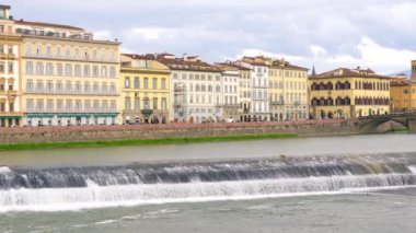 Bahar mevsiminde Floransa, Toskana. Lungarni, Arno nehri boyunca binalar.