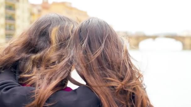 Δύο Κορίτσια Αγκαλιάστηκαν Κοιτάζοντας Την Πόλη — Αρχείο Βίντεο