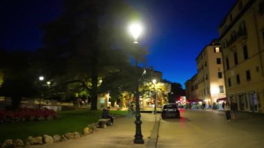 Lucca 'nın geceleri. Şehir caddesi ve park Ortaçağ antik duvarları boyunca.