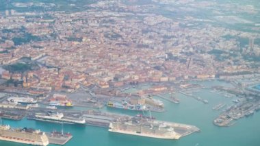 Livorno, İtalya 'nın havadan görünüşü. Uçaktan Leghorn, Toskana.