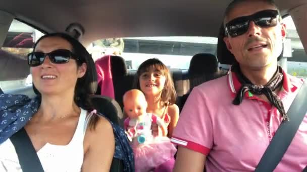 Fröhliche Junge Traditionelle Familie Hat Eine Lange Autofahrt Hinter Sich — Stockvideo