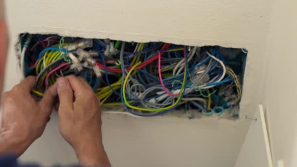Άνθρωπος Που Εργάζονται Ηλεκτρικό Βύσμα Στην Επισκευή Σπίτι Βελτίωση Δει — Αρχείο Βίντεο